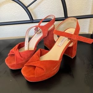 Beautiful Chinese laundry faux suede bright sandals